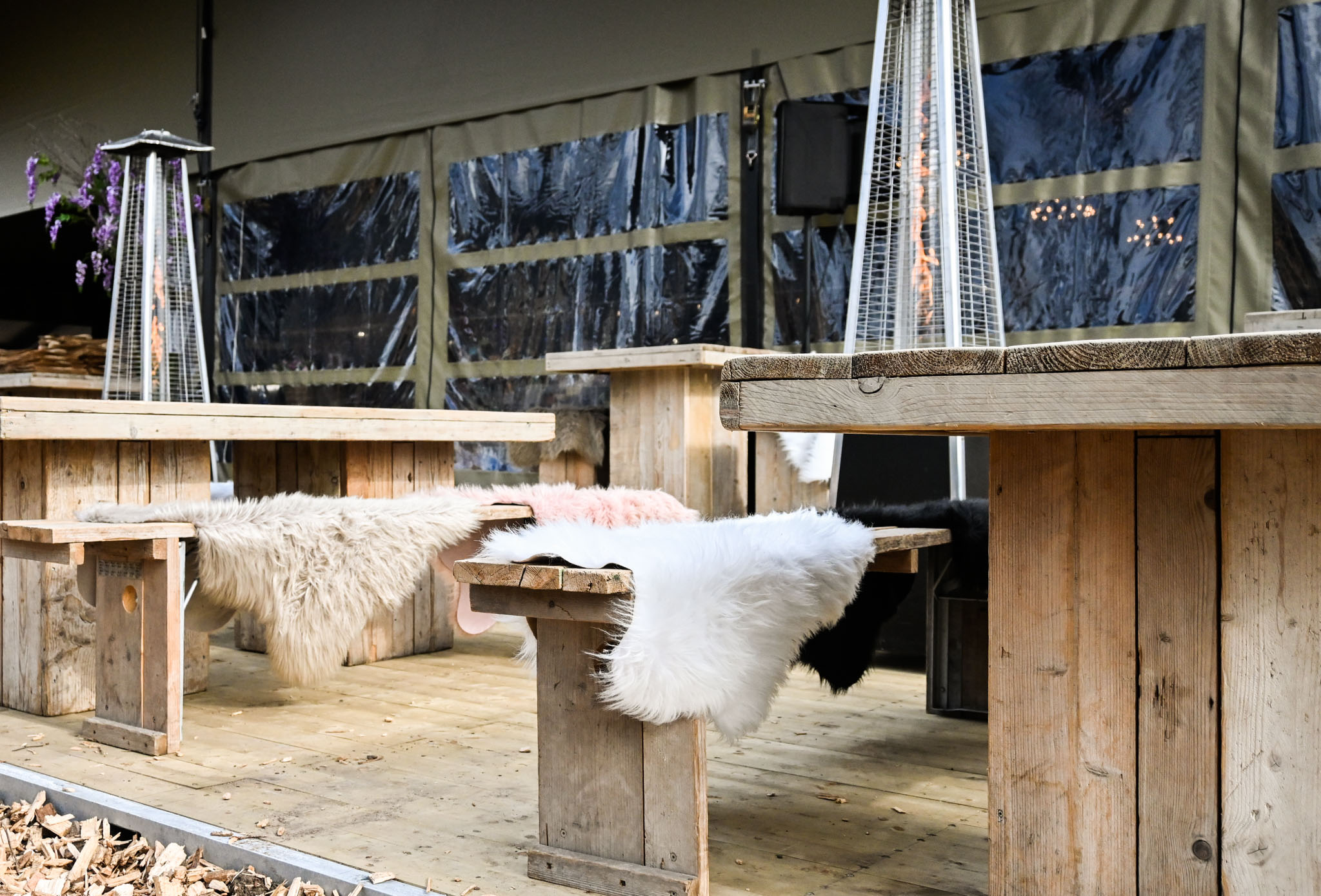 Sfeerimpressie Lorenzo steigerhouten meubels met schapenvacht